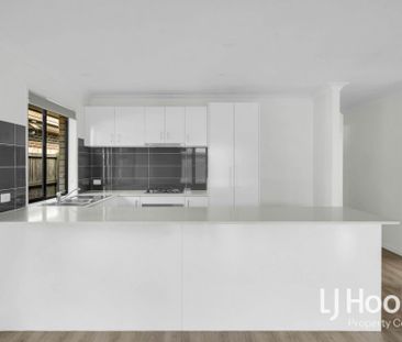 Family Size Home with 2 x Living - Close to Buxton Park & Local Sch... - Photo 6