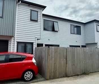 3 Bedroom + 2 Bathrooms Townhouse - Photo 3