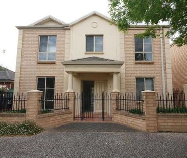 BEAUTIFUL BRIGHT 3 BEDROOM TOWNHOUSE - Photo 6