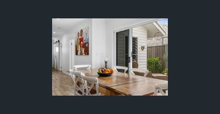 Coastal Hamptons Home – Modern Comfort by the Beach - Photo 4