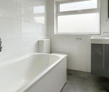 Newly Refurbished 3/4 Bedroom Home to let in Wandsworth - Photo 3