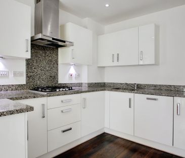 5 bed semi-detached house to rent in Meyers Close, Langley, SL3 - Photo 1