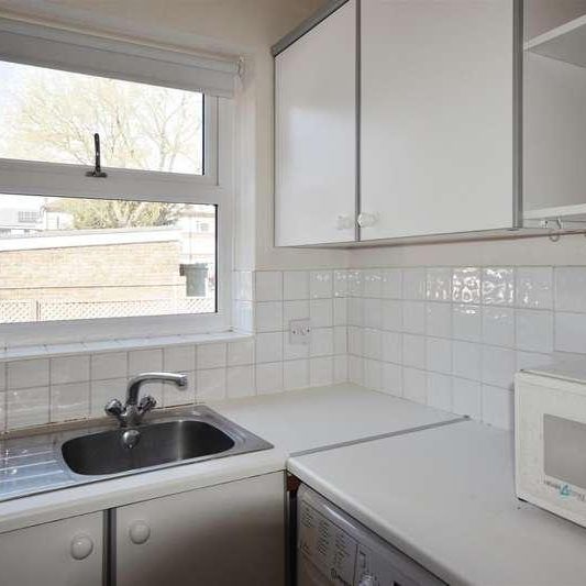 Manor Vale, Brentford, TW8 - Photo 1