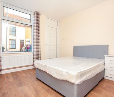 Property to rent - Photo 2