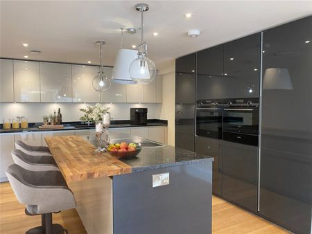 Cathedral-yard, Exeter - Photo 4