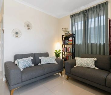 Spacious 4-Bedroom Family Home with Modern Amenities in Enfield - Photo 1