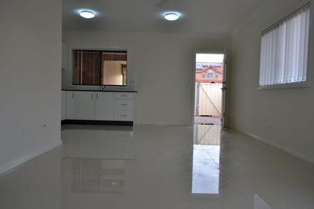 MODERN GRANNY FLAT WITH LOCK UP GARAGE !!! - Photo 2