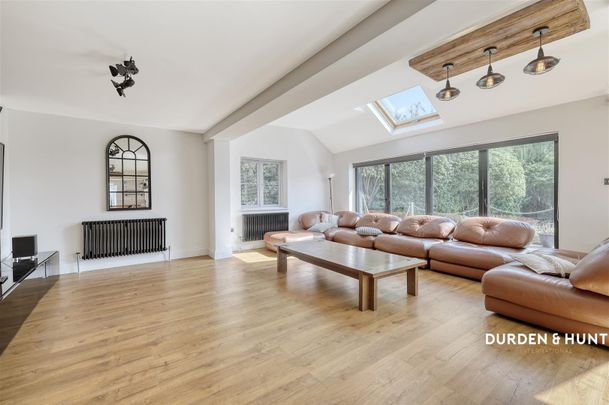 Hamlet Hill, Roydon - Photo 1