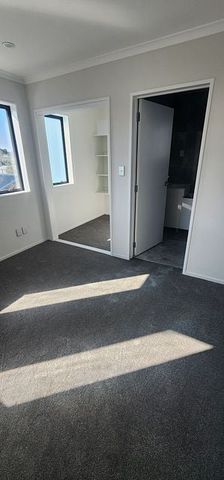 Spacious 5 Bed House in Pukekohe - Photo 3