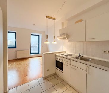 Direkt am Marktplatz! 1 Zimmer Apartment mit Einbauküche und Balkon! - Photo 1