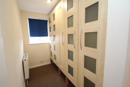 4 bedroom end of terrace house to rent - Photo 4