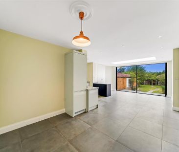 5 bedroom semi-detached house to rent - Photo 2