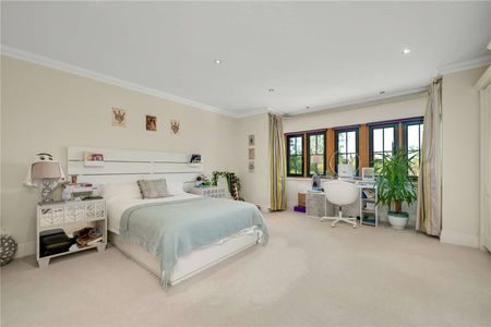 A prestigious seven bedroom gated residence in a prime location. - Photo 5