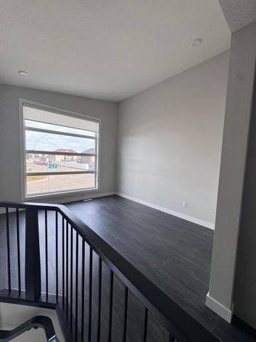 Evergreen - 3 Bedrooms/2 Bathrooms - Upper Unit - 587 Kloppenburg Cres - Photo 2