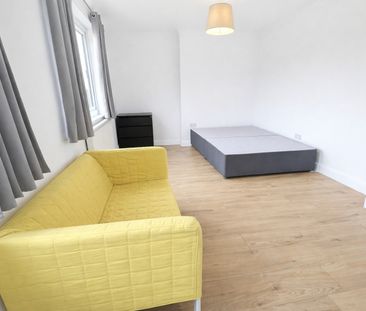 SPACIOUS 7 BEDROOM SEMI-DETACHED HMO AVAILABLE FOR COMPANY LET - Photo 3