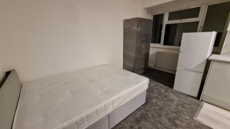 Studio to rent - Photo 2