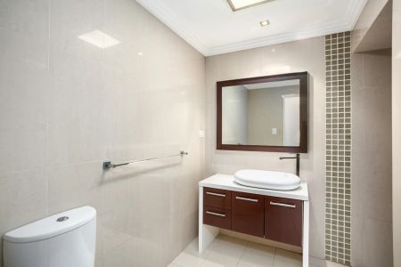 A sleek fusion of traditional and contemporary - Photo 3