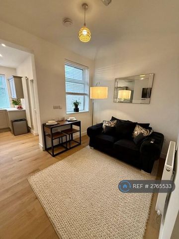 1 bedroom in a house share to rent - Photo 2