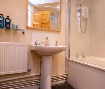 Large open-plan living room with contemporary kitchen - Photo 5