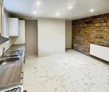 2 bedroom end of terrace house to rent - Photo 5