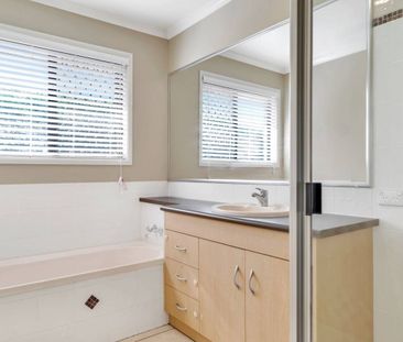 Perfectly located with room to move! - Photo 6