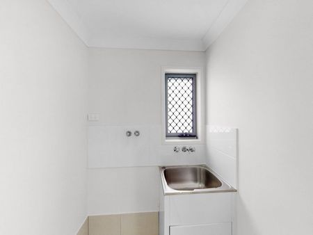 SPACIOUS 3 Bed Townhouse CONVENIENT Location - Photo 4