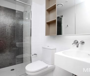Partially furnished designer apartment with amazing views - Photo 6