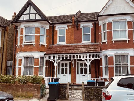 1 bedroom in a house share to rent - Photo 2