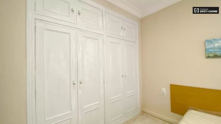 Double bed in Room in a shared 4-bedroom apartment for rent in Russafa, all bills included, professionals only. - Photo 2