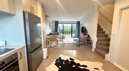 BEAUTIFULLY PRESENTED FULLY FURNISHED MODERN TOWNHOUSE IN PRIME LOCATION! - Photo 3