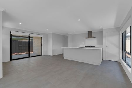 Five Bedroom Home in Madora Bay - Photo 2