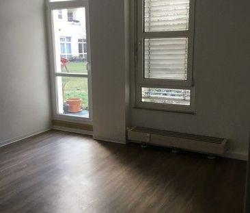 Praktische 1-Raum-Wohnung im Erdgeschoss mit kleiner Terrasse. - Foto 1