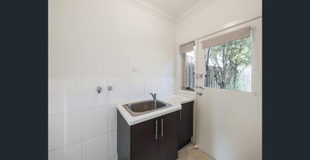 Spacious 4-Bedroom Townhouse with Double Garage - Photo 5