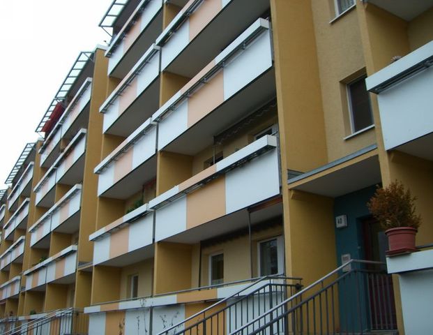 Platanenring 40-44, ca. 68,40 qm, helle sanierte 3-Zimmer-Whg mit EBK und Balkon - Photo 1