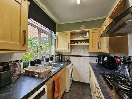 2 bedroom terraced house to rent - Photo 4
