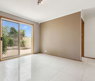 Freshly renovated Townhouse in Prime Amaroo Location - Photo 2