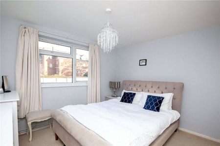 SHORT LET: A spacious two bedroom raised ground floor flat with a balcony close to Wimbledon Village. - Photo 4