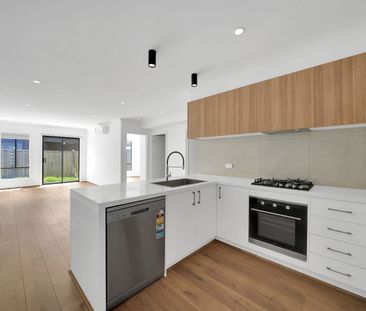 Beautifully Designed Family Home in Thornhill Park - Photo 2