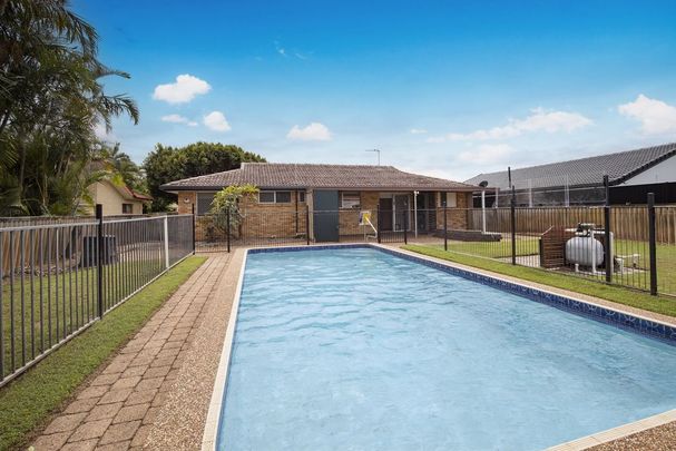 Spacious family home + separate studio, minutes to the beach! - Photo 1