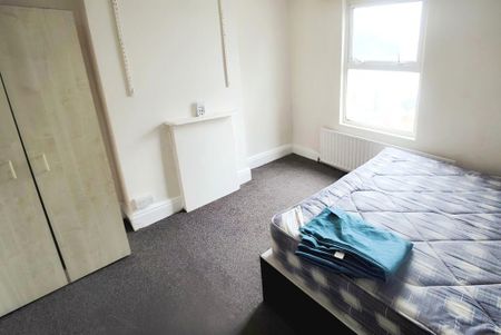 4 bedroom terraced house to rent - Photo 3