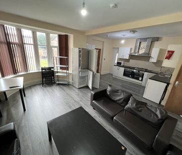 8 bedroom semi-detached house to rent - Photo 1