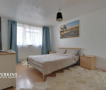 4 bedroom end of terrace house to rent - Photo 4