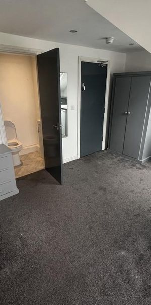 1 bedroom in a house share to rent - Photo 1