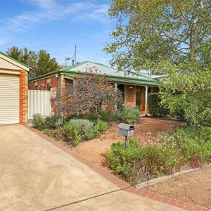 Beautifully Maintained Three bedroom home. - Photo 3
