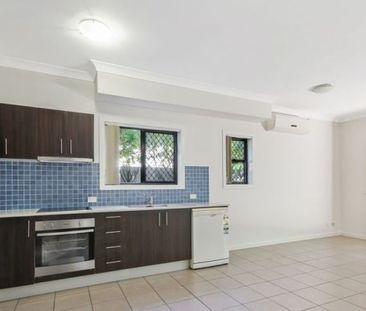 Spacious 3 Bedroom Townhouse In Prime Location - Photo 2