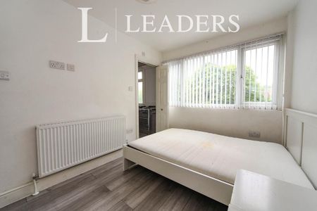 1 bedroom in a house share to rent - Photo 2