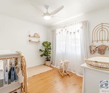 IMMACULATE FAMILY HOME - Photo 2