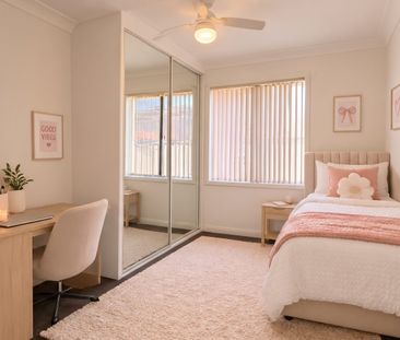 CHARMING & COMFORTABLE FAMILY HOME! - Photo 3