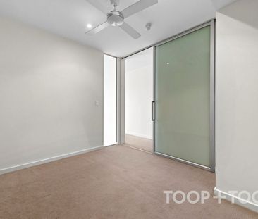 Stylish Modern Apartment in Prime Location - Photo 2