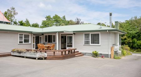 Large Family Home w/ Pool! - Photo 4